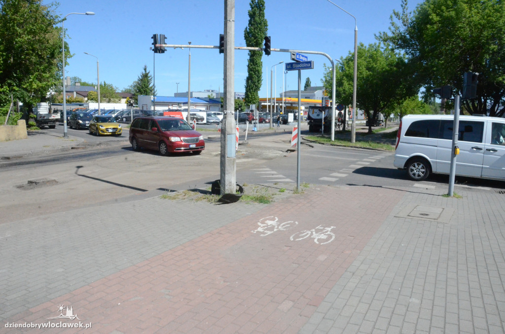 Na Okrężnej kładą asfalt