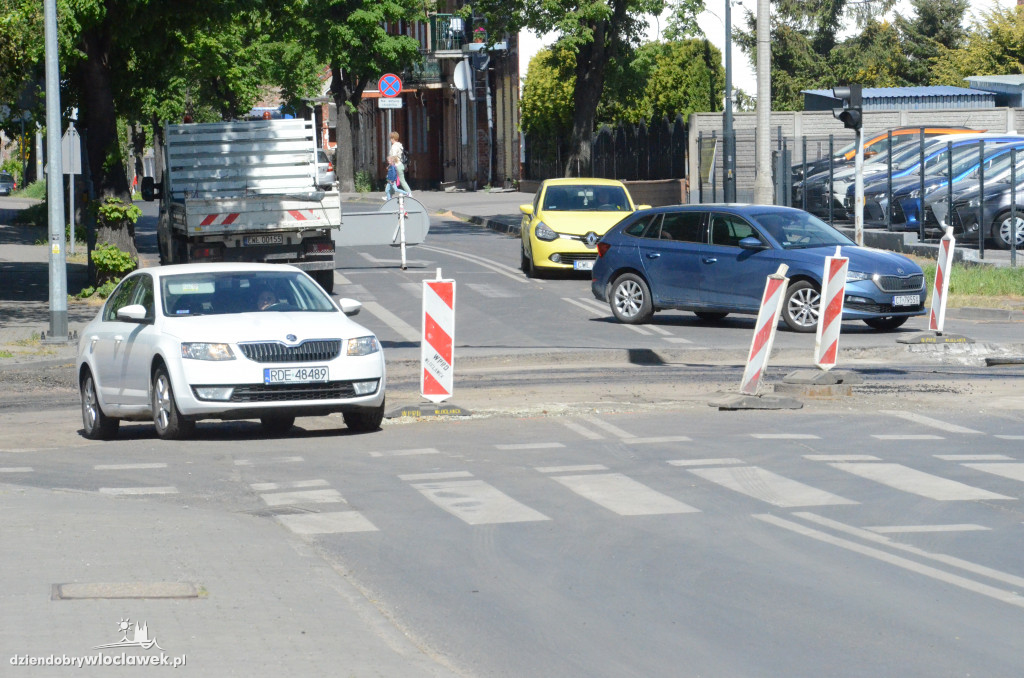 Na Okrężnej kładą asfalt