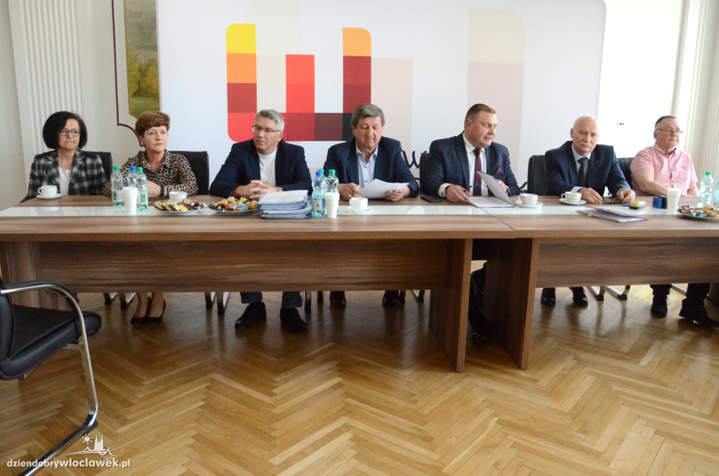 Podpisanie umowy na remont ul. Włocławskiej
