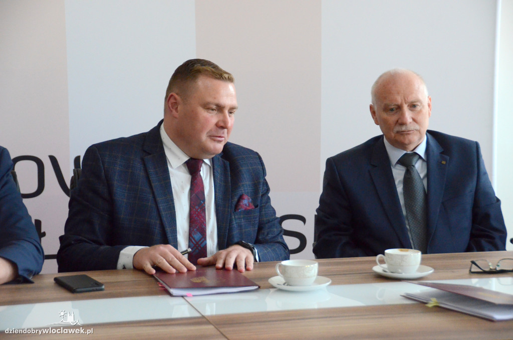 Podpisanie umowy na remont ul. Włocławskiej