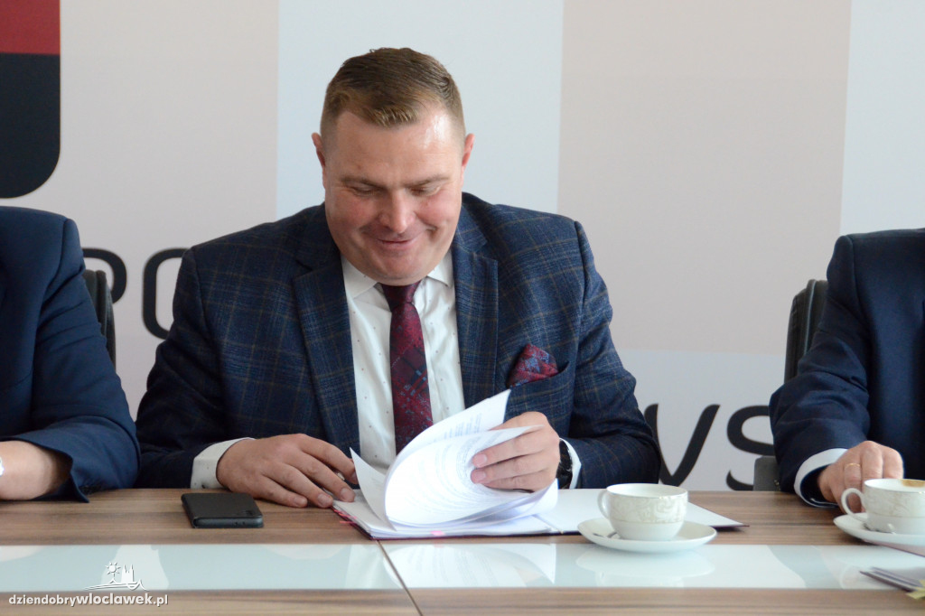 Podpisanie umowy na remont ul. Włocławskiej