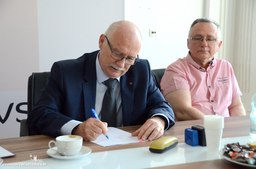 Podpisanie umowy na remont ul. Włocławskiej
