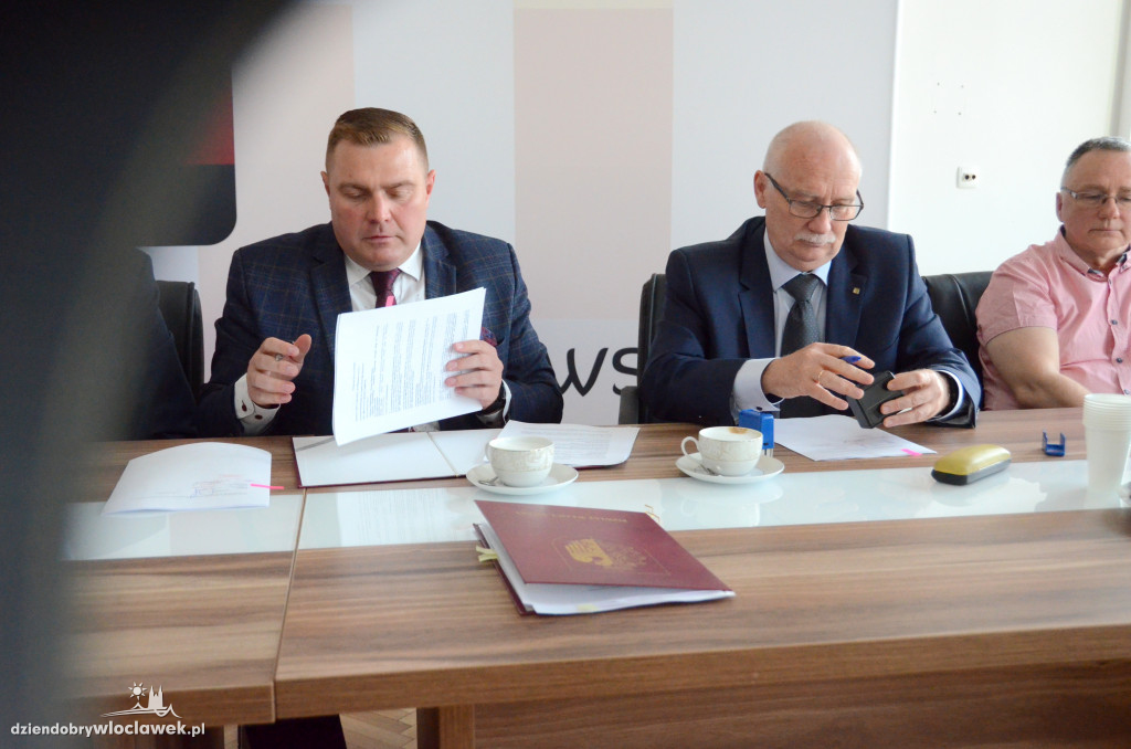 Podpisanie umowy na remont ul. Włocławskiej