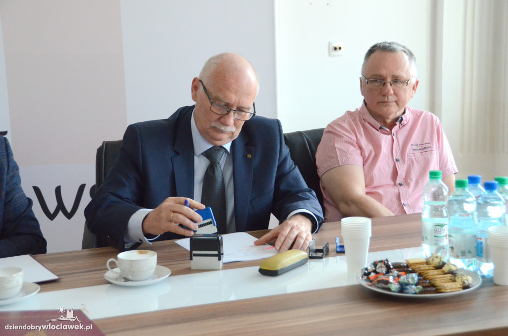 Podpisanie umowy na remont ul. Włocławskiej