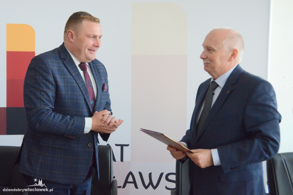 Podpisanie umowy na remont ul. Włocławskiej