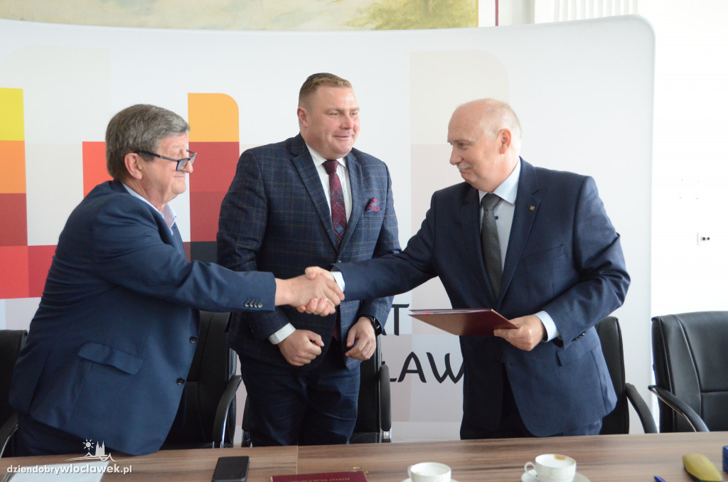 Podpisanie umowy na remont ul. Włocławskiej