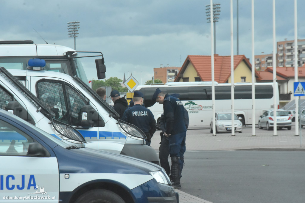 Sześć radiowozów przy Hali Mistrzów