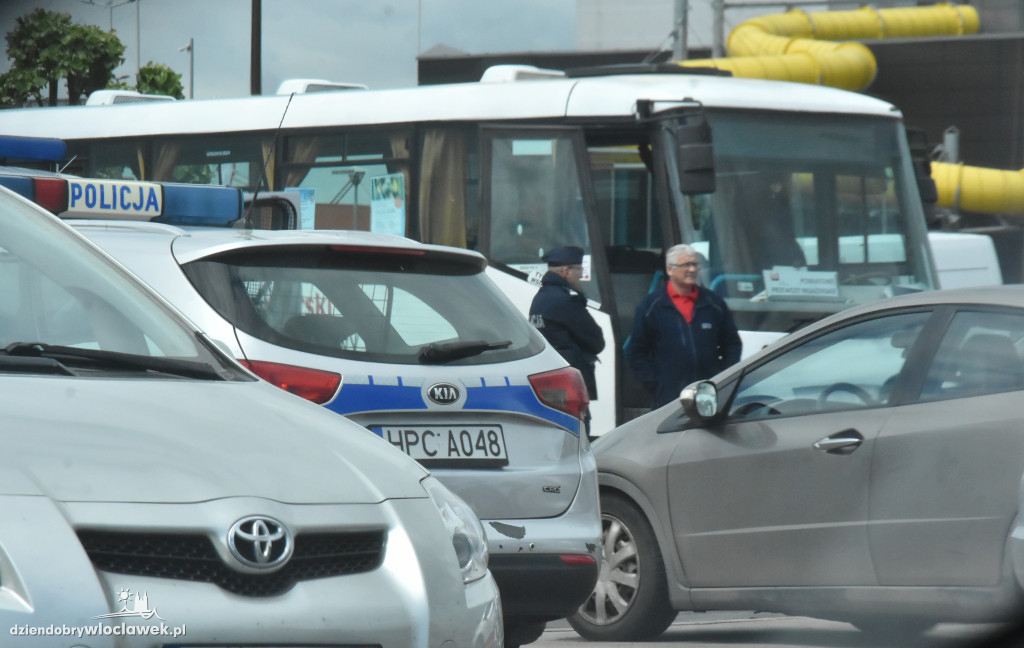Sześć radiowozów przy Hali Mistrzów