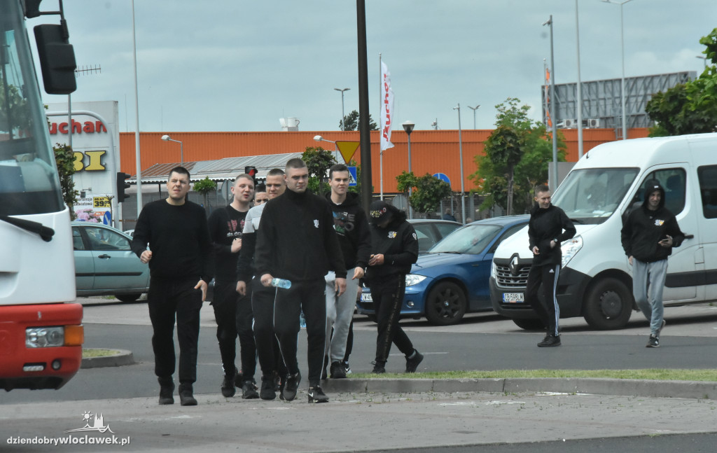 Sześć radiowozów przy Hali Mistrzów