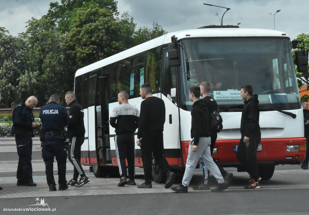 Sześć radiowozów przy Hali Mistrzów