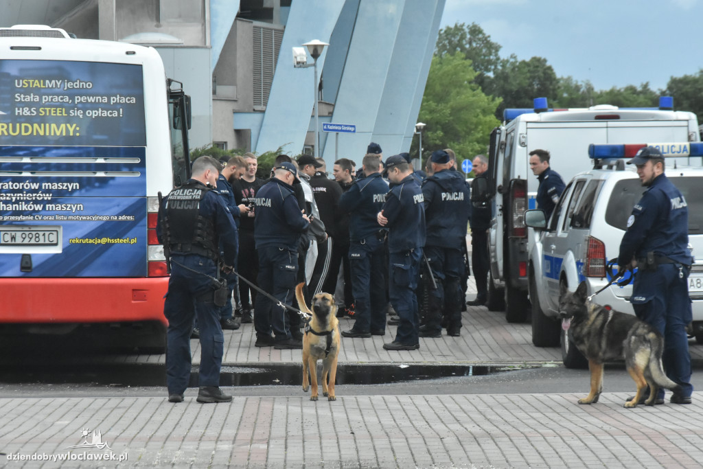 Sześć radiowozów przy Hali Mistrzów