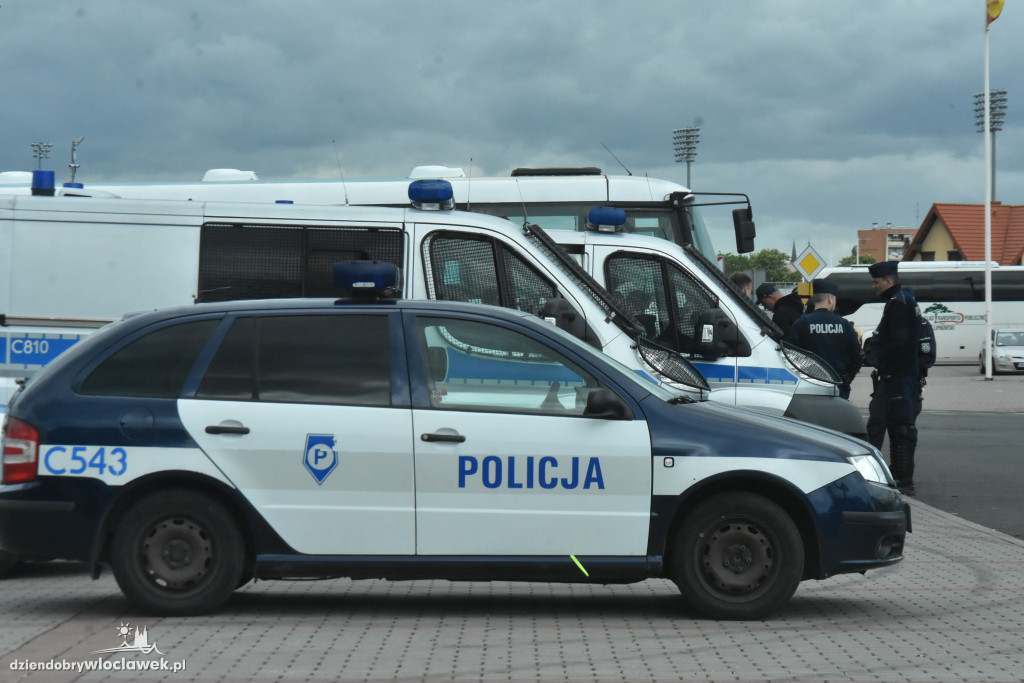 Sześć radiowozów przy Hali Mistrzów