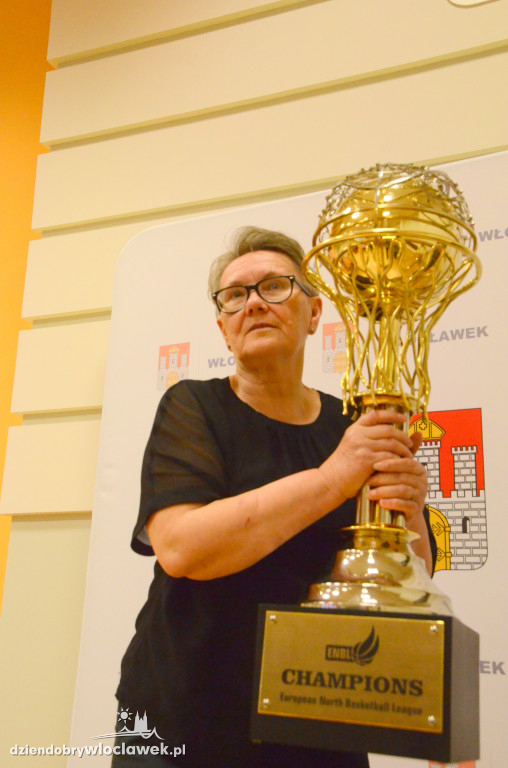 Kibice oglądają pucharu Anwilu w ratuszu