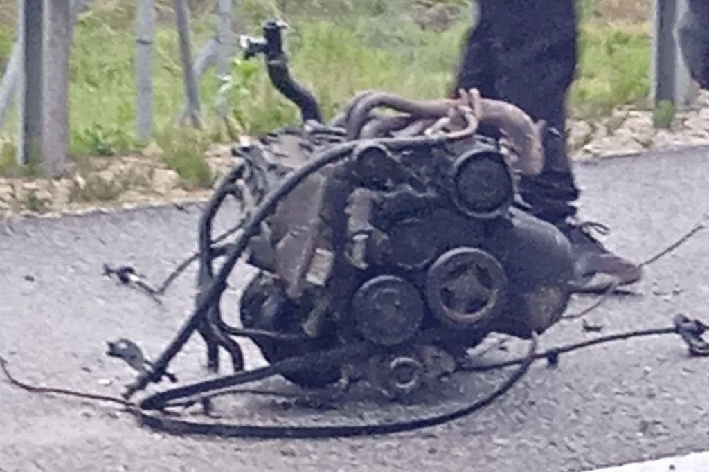 Z osobowej toyoty wypadł silnik!