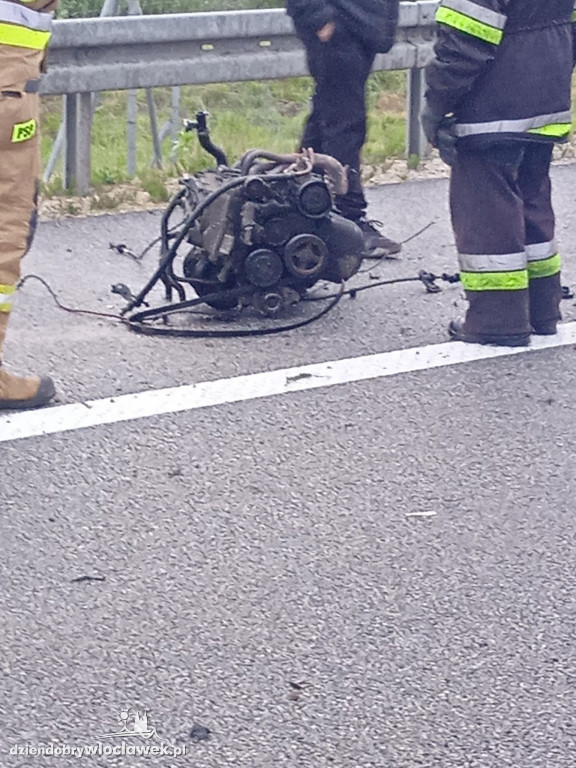 Z osobowej toyoty wypadł silnik!