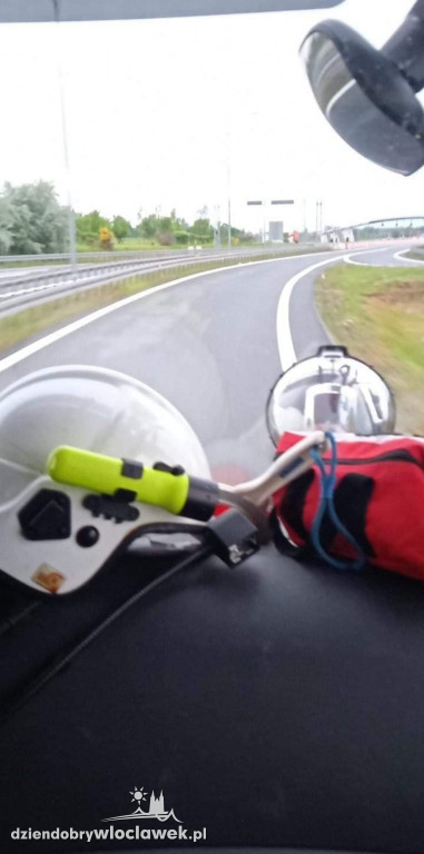 Z osobowej toyoty wypadł silnik!