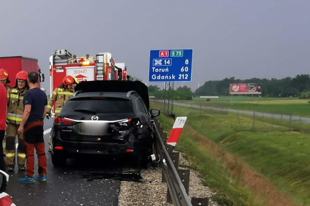 Mazda wjechała w bariery na autostradzie A1