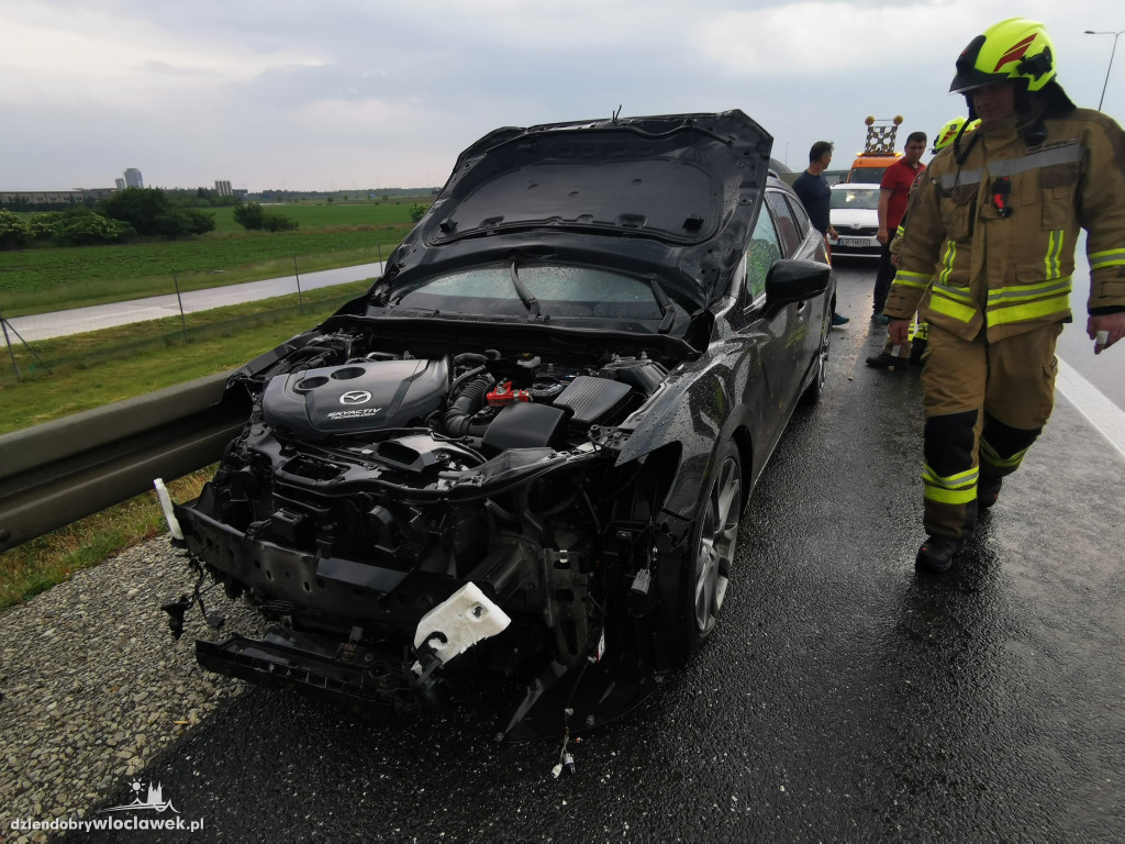 Mazda wjechała w bariery na autostradzie A1