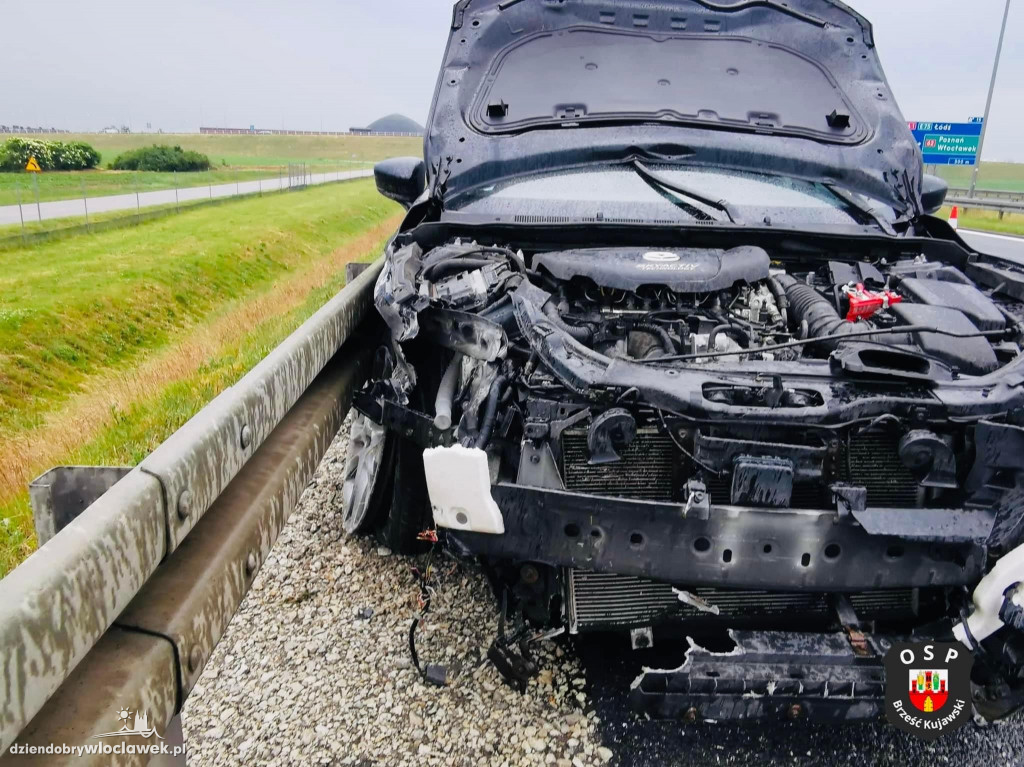 Mazda wjechała w bariery na autostradzie A1