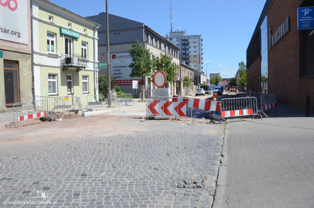 Na ul. Kilińskiego układają bruk