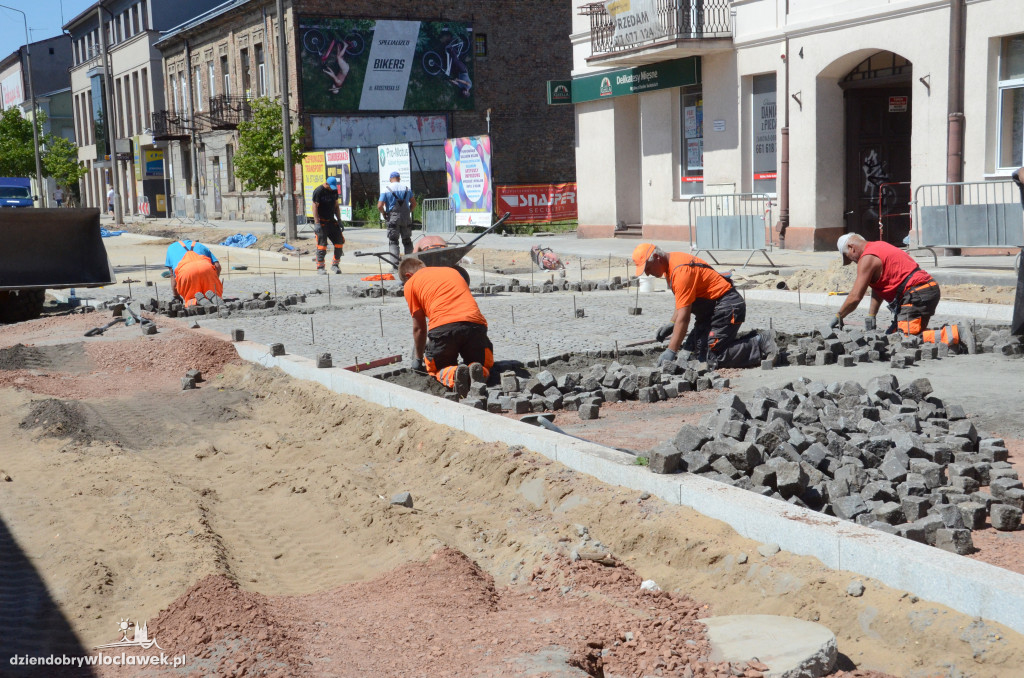 Na ul. Kilińskiego układają bruk