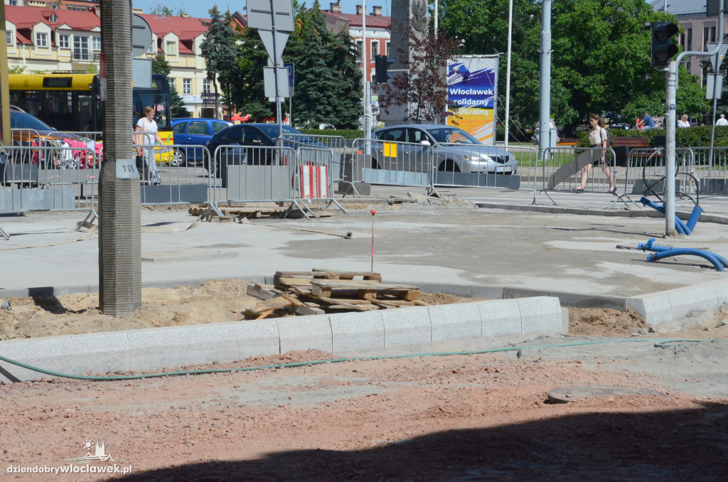 Na ul. Kilińskiego układają bruk