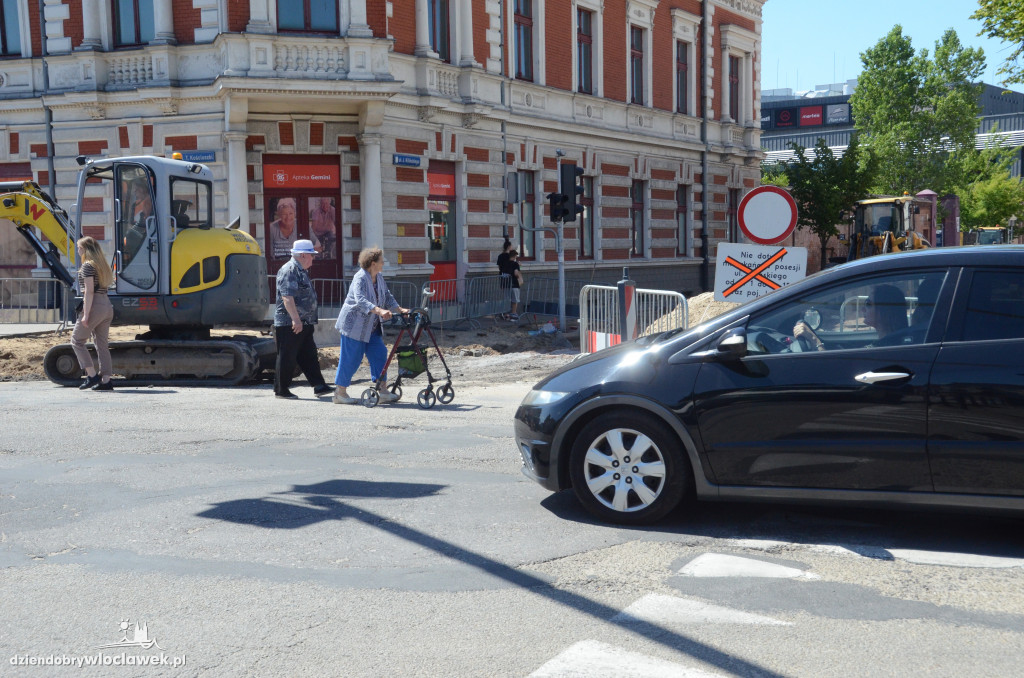 Na ul. Kilińskiego układają bruk
