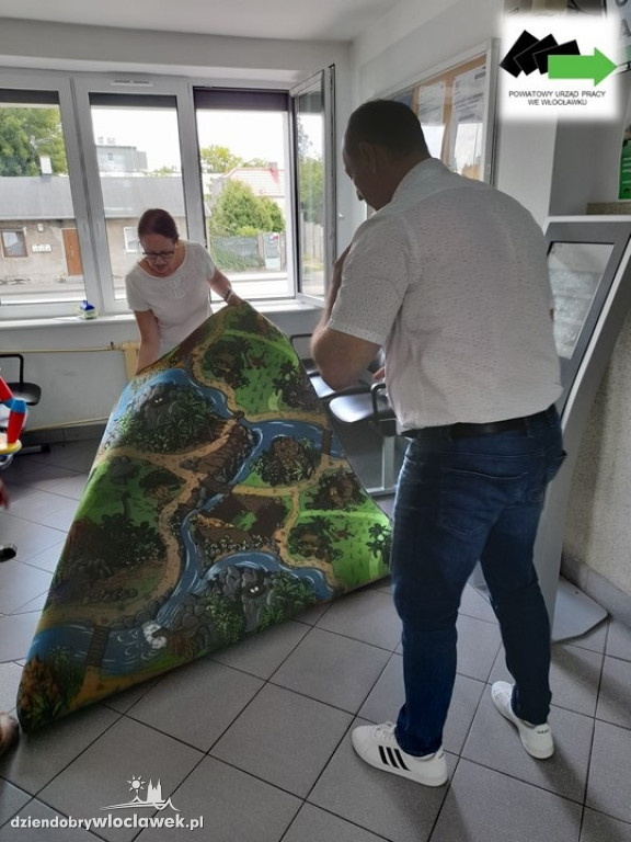 Pośredniak chce przyciągnąć mamy bawiąc dzieci
