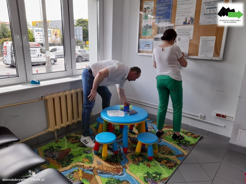 Pośredniak chce przyciągnąć mamy bawiąc dzieci