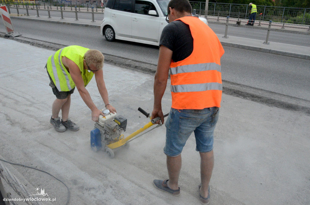 Naprawa nawierzchni na moście w ciągu Okrzei