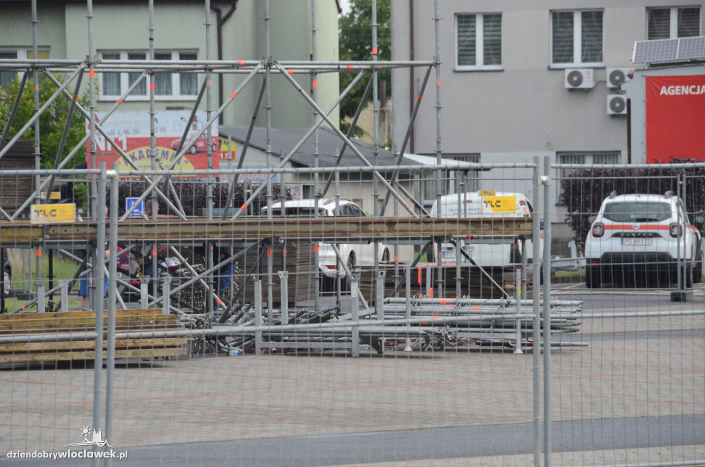 Trwa budowa sceny Wakacyjnej Trasy Dwójki 2022
