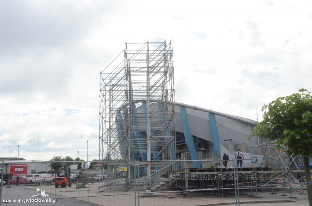 Trwa budowa sceny Wakacyjnej Trasy Dwójki 2022
