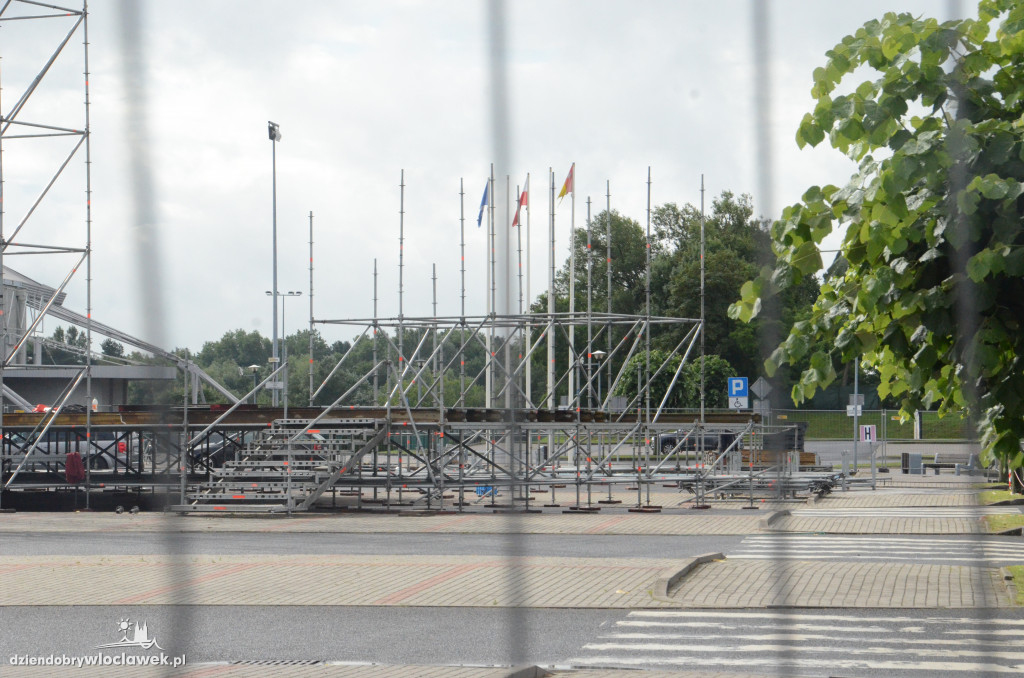 Trwa budowa sceny Wakacyjnej Trasy Dwójki 2022