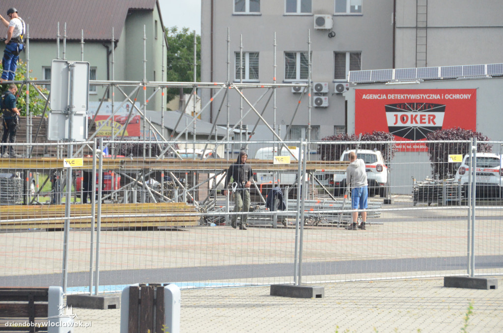 Trwa budowa sceny Wakacyjnej Trasy Dwójki 2022