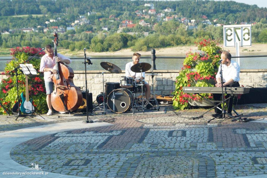 Koncert plenerowy na bulwarach