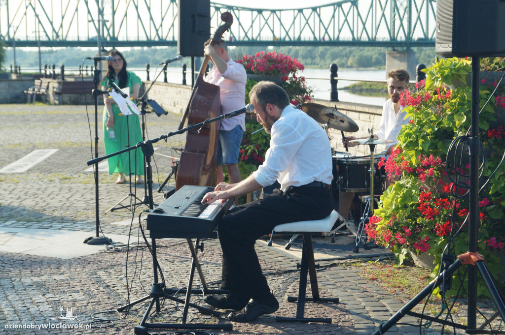 Koncert plenerowy na bulwarach