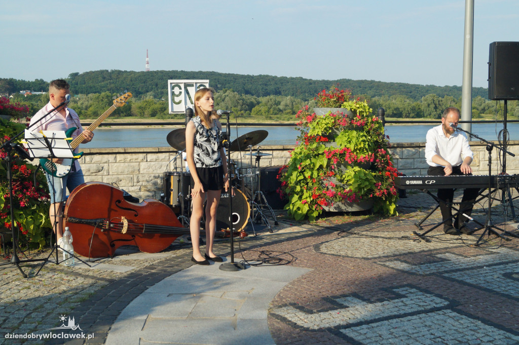 Koncert plenerowy na bulwarach