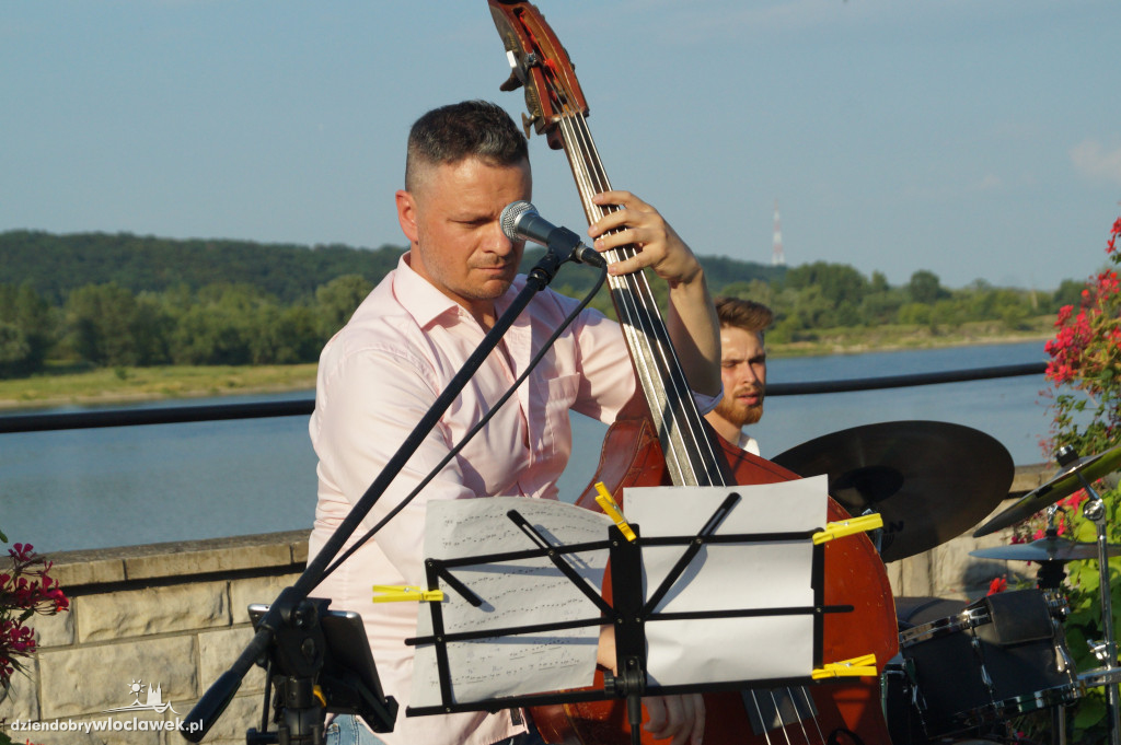 Koncert plenerowy na bulwarach
