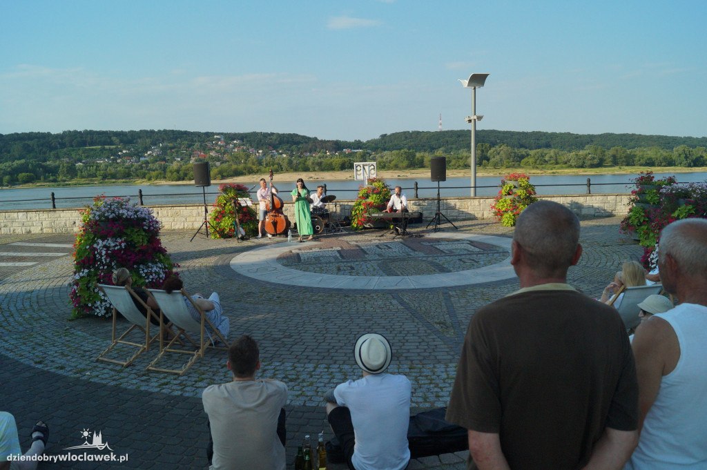 Koncert plenerowy na bulwarach