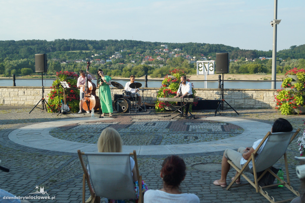 Koncert plenerowy na bulwarach