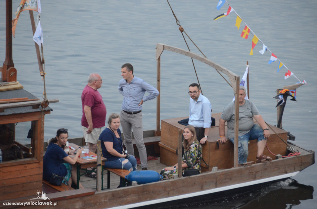 Nastrojowa parada festiwalowych statków