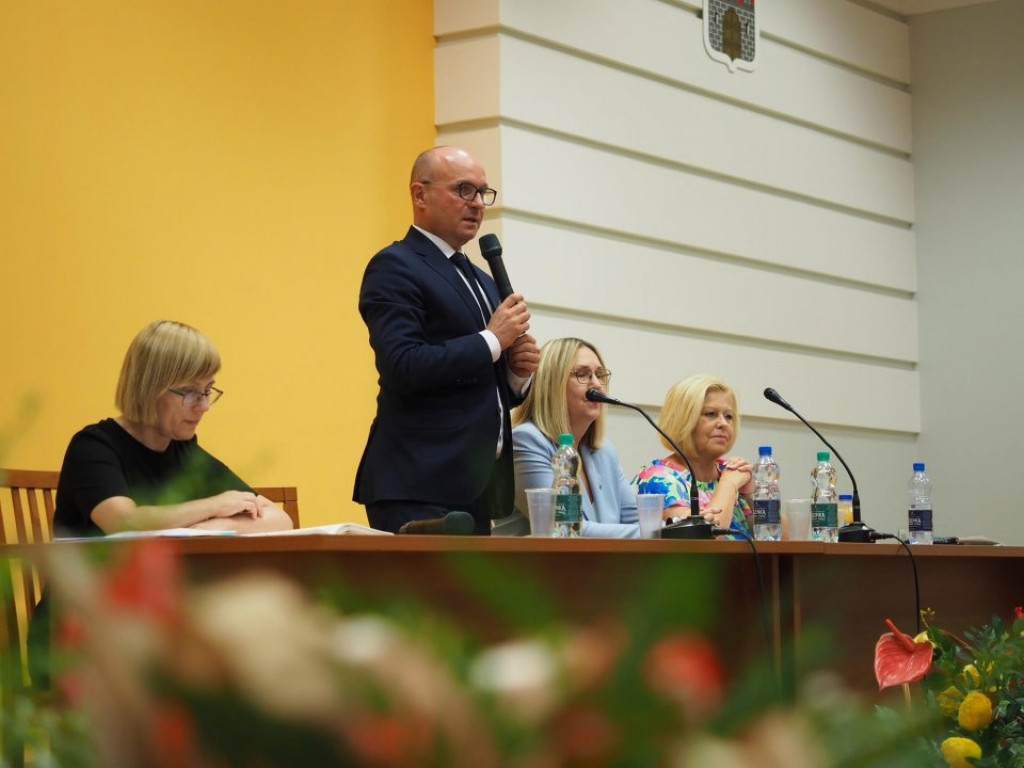Ratusz pożegnał dyrektorów kilku szkół