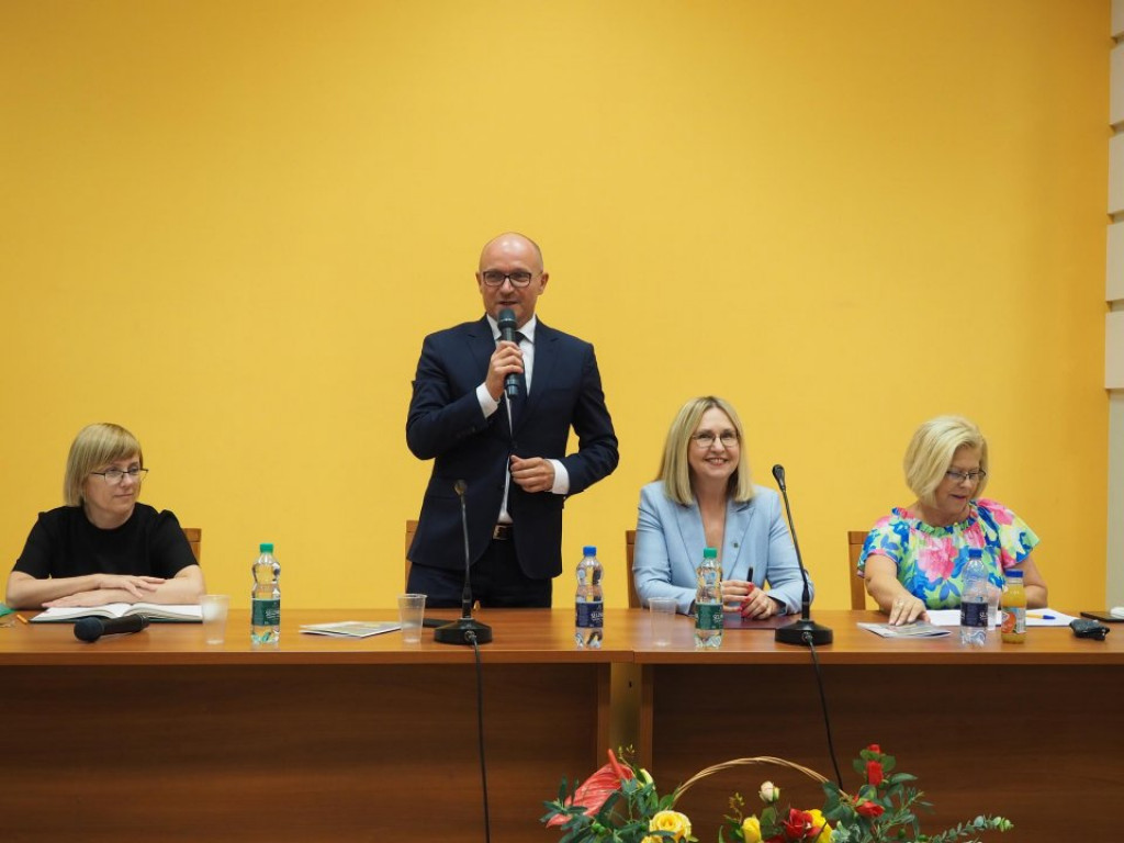 Ratusz pożegnał dyrektorów kilku szkół