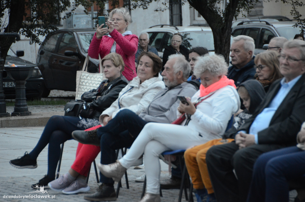 `Operetka na WYNOS` na starym Rynku