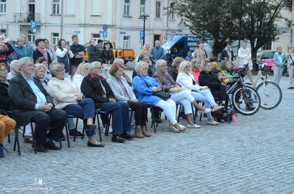 `Operetka na WYNOS` na starym Rynku
