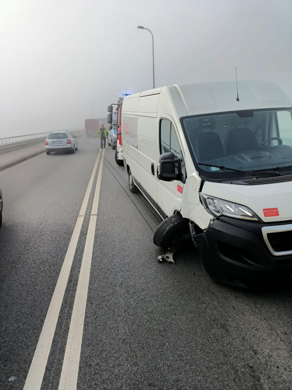 Dostawczak uderzył w słup na tamie