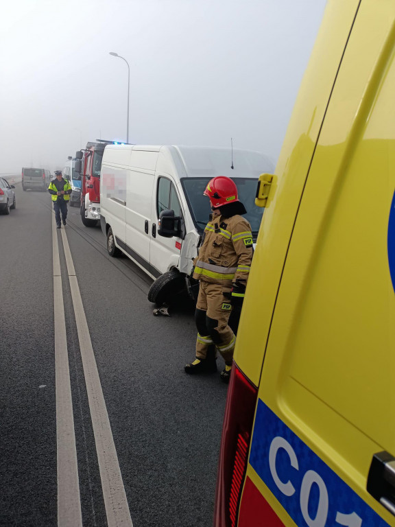 Dostawczak uderzył w słup na tamie