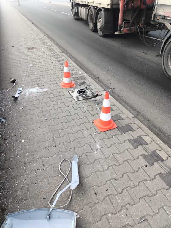 Dostawczak uderzył w słup na tamie