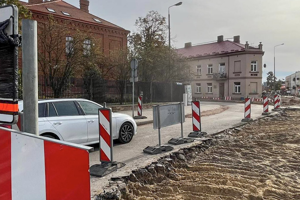 Prace na rondzie przy sądzie