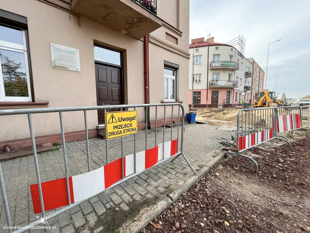 Prace na rondzie przy sądzie